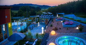Whirlpool und Saunagarten im Hotel Reibener Hof Saunagarten mit Sprudelbecken im Wellnesshotel in Bayern